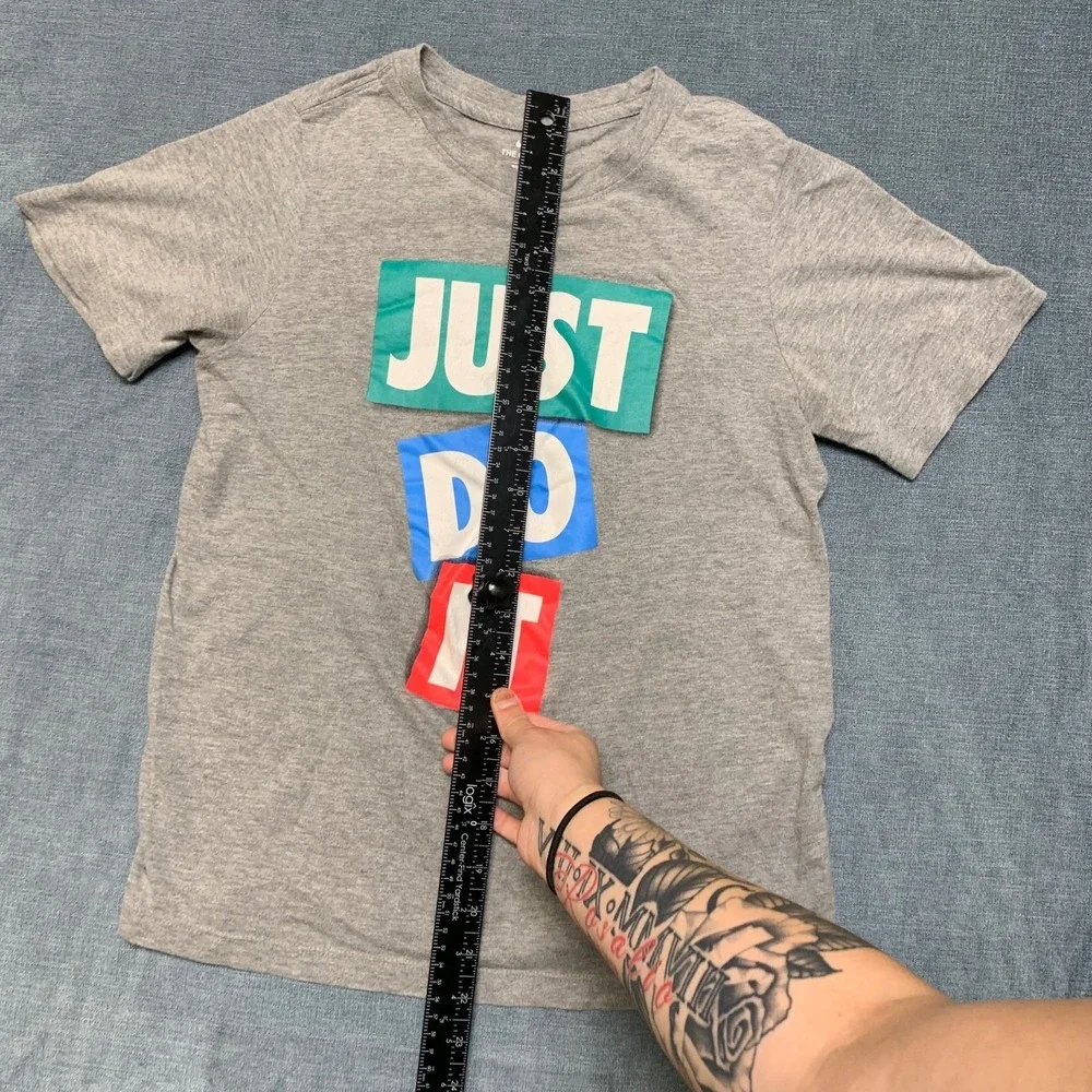 The Nike Tee Shirt Boys Medium Heather Gray Just Do It Graphic Logo Crew Neck